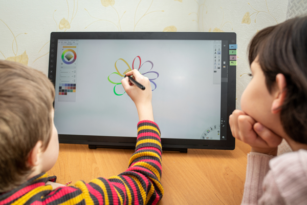 children drawing on a tablet