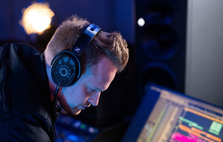 Pro / DJ Headphones & Earphones